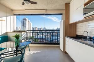 uma cozinha com mesa e vista para a cidade em VO13 - Apto Luxuoso e Aconchegante no Bom Retiro: Conforto em São Paulo