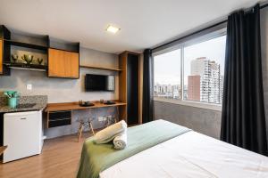 Habitación de hotel con cama y ventana grande en MV13 - Studio Próximo à Estação Brás: Conforto Garantido, en São Paulo