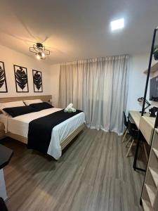 1 dormitorio con cama y escritorio. en MV156 - Studio Próximo à Estação Brás: Conforto Garantido, en São Paulo