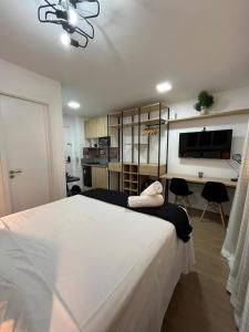 1 dormitorio con 1 cama blanca grande y escritorio en MV14 - Studio Próximo à Estação Brás: Conforto Garantido, en São Paulo