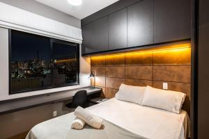1 dormitorio con 1 cama con ventana y silla en AA1705 - Apto 1 Quarto Aconchegante perto da Av. Paulista, Bela Vista., en São Paulo