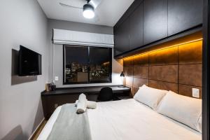 un dormitorio con una cama con un animal de peluche en AA1705 - Apto 1 Quarto Aconchegante perto da Av. Paulista, Bela Vista., en São Paulo