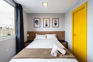 1 dormitorio con 1 cama con puerta amarilla en MV17 - Studio Próximo à Estação Brás: Conforto Garantido!, en São Paulo