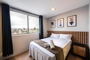 1 dormitorio con cama y ventana grande en MV17 - Studio Próximo à Estação Brás: Conforto Garantido!, en São Paulo