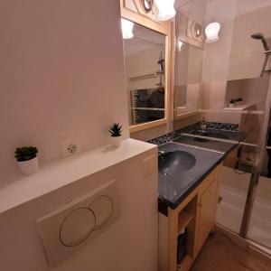 a small kitchen with a sink and a counter at 06U - Beau studio en résidence avec piscine et tennis in Saint-Laurent-du-Var