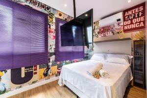 1 dormitorio con 1 cama con persianas púrpuras en Sky178 - Studio c/ Vaga Próx. à Estação da Luz: Seu Refúgio Urbano!, en São Paulo