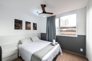 1 dormitorio con 1 cama y ventilador de techo en MV17A - Encanto nas Proximidades da Estação Brás: Seu Estúdio Acolhedor!, en São Paulo
