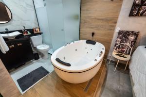 Un baño de AA212 Studio sofisticado na Bela Vista