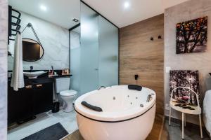 Un baño de AA212 Studio sofisticado na Bela Vista