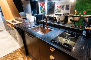 una cocina con fregadero y encimera en AA212 Studio sofisticado na Bela Vista, en São Paulo