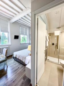 a bedroom with a bed and a bathroom at B&B Palazzo Bruchi in Siena