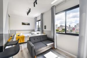 sala de estar con sofá y mesa en AAQ309 Studio moderno na Bela Vista, en São Paulo