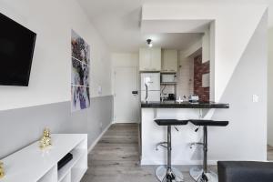 cocina con paredes blancas y encimera en una habitación en AAQ309 Studio moderno na Bela Vista, en São Paulo