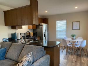 uma sala de estar com um sofá e uma cozinha em 2 Bedroom Coastal Home in SLO em San Luis Obispo