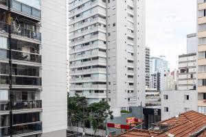 vistas a los edificios altos de una ciudad en BR304 Studio aconchegante no Frei Caneca, en São Paulo