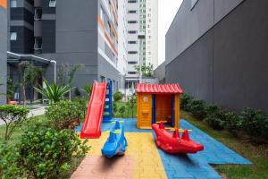 un parque infantil con equipo de juegos en una ciudad en MV46A - Studio Próximo à Estação Brás: Conforto Garantido, en São Paulo