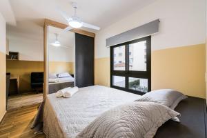 1 dormitorio con 1 cama con 2 toallas en MI511 - Studio Aconchegante para 4 Pessoas Próximo ao Parque Augusta, en São Paulo