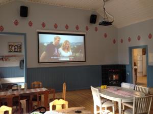 uma sala de estar com uma televisão de ecrã plano na parede em VLS Stugby em Åshammar