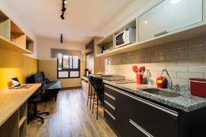 cocina con fregadero y encimera en MI511 - Studio Aconchegante para 4 Pessoas Próximo ao Parque Augusta, en São Paulo