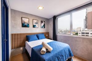 1 dormitorio con cama y ventana grande en MV53 - Studio Próximo à Estação Brás: Conforto Garantido, en São Paulo