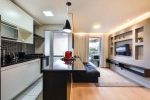 uma cozinha com um balcão preto num quarto em TA4 Apto Luxuoso perto do Expo Transamérica em São Paulo