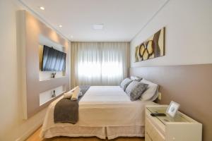 1 dormitorio con 1 cama grande y TV en TA4 Apto Luxuoso perto do Expo Transamérica, en São Paulo