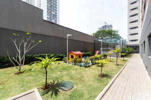 un edificio con un patio con una casa pequeña dentro en MV53 - Encanto nas Proximidades da Estação Brás: Seu Estúdio Acolhedor!, en São Paulo