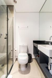 un baño con inodoro y lavabo en VNF917 Conforto ao Lado do Shopping Frei Caneca, en São Paulo