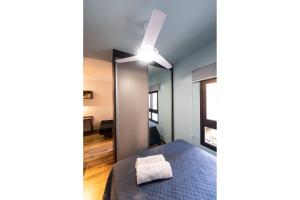 1 dormitorio con 1 cama y ventilador de techo en MI611 - Studio Aconchegante para 4 Pessoas Próximo ao Parque Augusta, en São Paulo