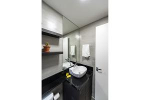 y baño con lavabo y aseo. en MI611 - Studio Aconchegante para 4 Pessoas Próximo ao Parque Augusta, en São Paulo