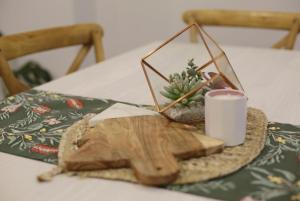 - une table avec une planche à découper en bois et une tasse dans l'établissement Cozy and comfortable, sunny three-storey building, à Auckland