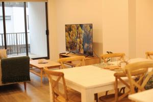 un salon avec une table, des chaises et un tableau dans l'établissement Cozy and comfortable, sunny three-storey building, à Auckland 27 autres photos