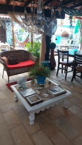 sala de estar con mesa y sofá en Brumar Inn en Angra dos Reis