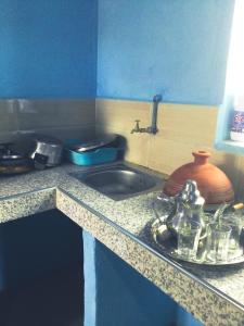 een keuken met een wastafel en een aanrecht met een aanrecht bij Habitation Dunes merzouga in Merzouga