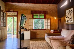 聖弗朗西斯澤維爾的住宿－Pousada Teto do Cafundó，带沙发和电视的客厅