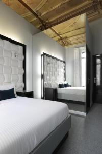 Giường trong phòng chung tại Amra Barcelona Gran Via