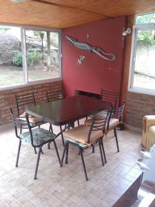 una mesa de comedor y sillas en una habitación en Piedra de luna en Villa Carlos Paz