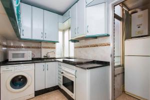 Kuchyň nebo kuchyňský kout v ubytování Sensacional piso junto al mar