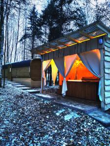 een huis in het bos met een tent bij Świerkowisko cisza las plaża blisko in Ostróda