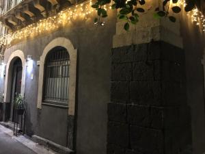 ein Gebäude mit einem Fenster mit Beleuchtung in der Unterkunft A casa di Sole in Catania