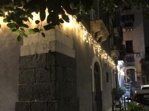 ein Gebäude mit Lichtern an der Seite in der Nacht in der Unterkunft A casa di Sole in Catania