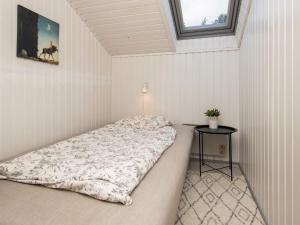 En eller flere senge i et værelse på Holiday home Ålbæk XXVIII