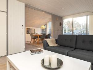 sala de estar con sofá y mesa en Holiday home Ålbæk XXVIII, en Ålbæk