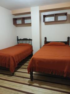 Postel nebo postele na pokoji v ubytování Hostal Puertas Del Sol