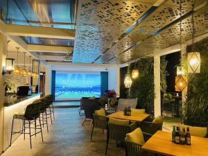 Bazén v ubytování EVEN Hotel Shenzhen Nanshan by IHG nebo v jeho okolí