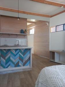 um quarto com uma cama e uma cozinha em Hostal CKAIR em Bahia Inglesa