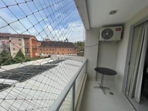 - un balcon avec vue sur un bâtiment dans l'établissement Flat 405 - Condomínio Veredas do Rio Quente - Diferenciado com ar na sala e no quarto, à Rio Quente