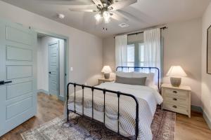 Ένα ή περισσότερα κρεβάτια σε δωμάτιο στο Charming 2 bed 1 bath Tudor - Near Plaza & Midtown