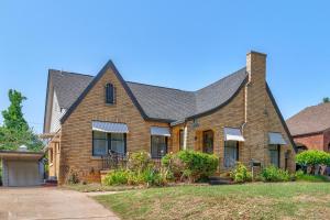 una gran casa de ladrillo con techo de gambrel en Charming 2 bed 1 bath Tudor - Near Plaza & Midtown en Oklahoma City