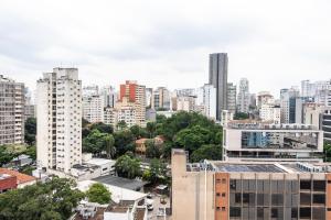 vistas a una ciudad con edificios altos en AÃ - Studio Aconchegante em Higienópolis: Próximo ao Mackenzie e Metrô!, en São Paulo